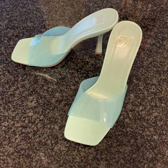 Very cute heeled mule sandals. - Picture 3 of 7